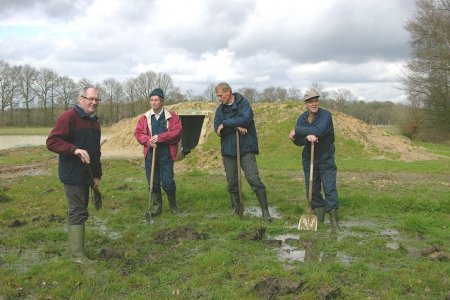 Bestuursleden van PAN bezig met het planten van boompjes en struiken in het gebied Kemperspoelen